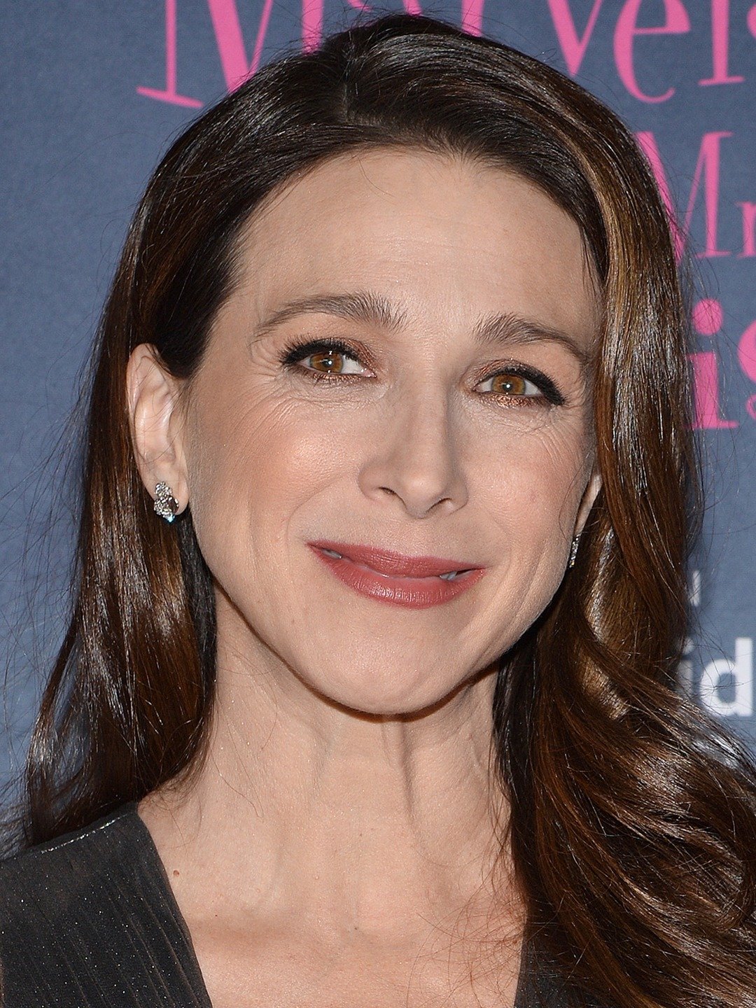 Marin Hinkle Height - CelebsHeight.org