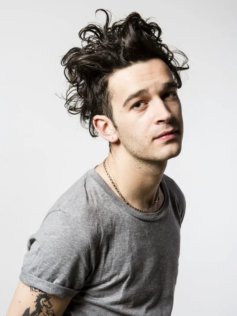 He looking. Мэтти Хили. The 1975 Мэтти Хили. Мэттью Хили the 1975. The 1975 солист.