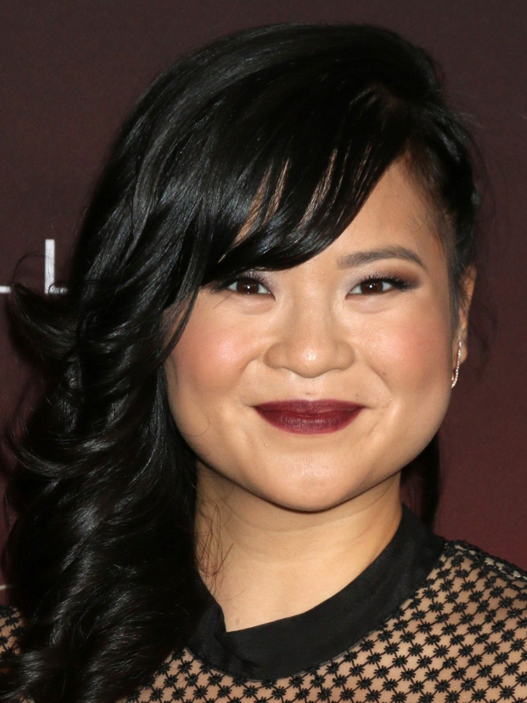 How tall is Kelly Marie Tran? 